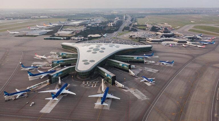 Heydar Aliyev International Airport Baku Azerbaijan 헤이다르 알리예프 국제공항, 바쿠, 아제르바이잔 Международный аэропорт имени Гейдара Алиева, Баку, Азербайджан ท่าอากาศยานนานาชาติเฮย์ดาร์อาลีเอฟ บากุ, อาเซอร์ไบจาน ヘイダル・アリエフ国際空港、バクー、アゼルバイジャン 嘿达尔·阿里耶夫国际机场，巴库，阿塞拜疆 مطار هيدار علييف الدولي، باكو، أذربيجان Heydər Əliyev Beynəlxalq Hava Limanı, Bakı, Azərbaycan