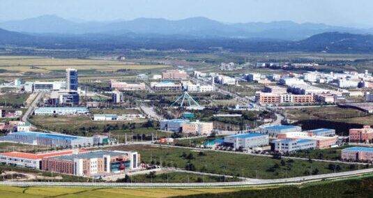 Kaesong Industrial Region, DPRK, North Korea: 开城工业园区，朝鲜民主主义人民共和国 개성 공업 지구, 조선민주주의인민공화국 開城工業地帯、朝鮮民主主義人民共和国 Región Industrial de Kaesong, DPRK, Corea del Norte complex