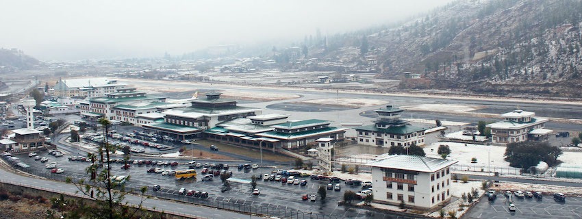 Paro Airport Thimpu Bhutan पारो अंतरराष्ट्रीय हवाई अड्डा 巴郎国际机场 パロ国際空港 파로 국제공항 སྤ་རོ་མཐོ་སློབ་གནས་པའི་འཕོ་བྲང་ཀློག